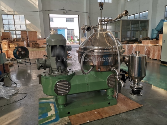 شراء تعمل فواصل الزيت الصناعية الأوتوماتيكية مع التحكم PLC 1000-10000L / H online manufacture